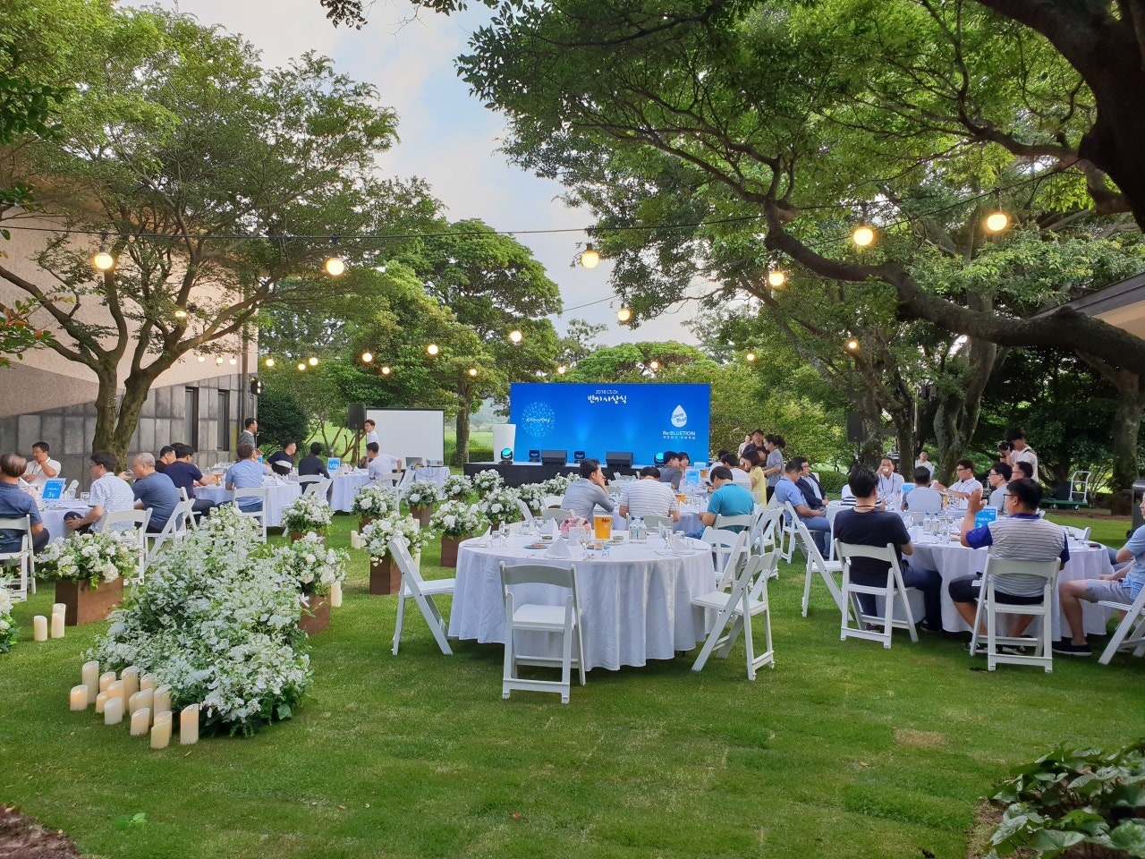 정원에서 함께하는 만찬 — 야외 정원에 마련된 테이블과 교류의 시간